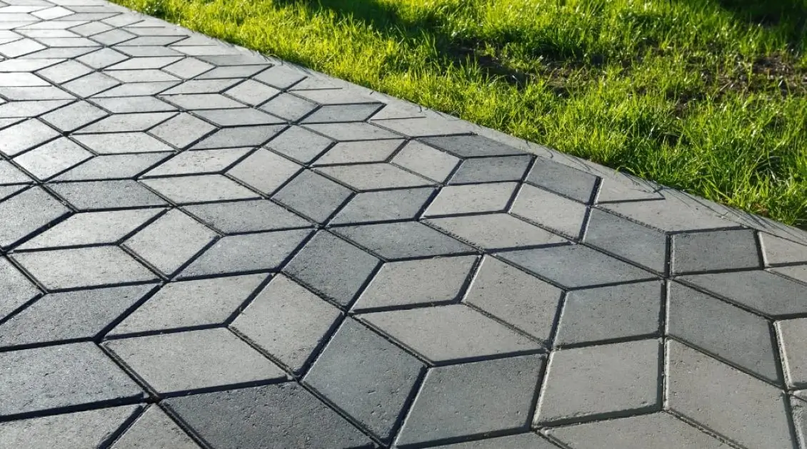 Interlock Pattern Running Stack Interlock Installation Services in Qatar: Driveways & Patios